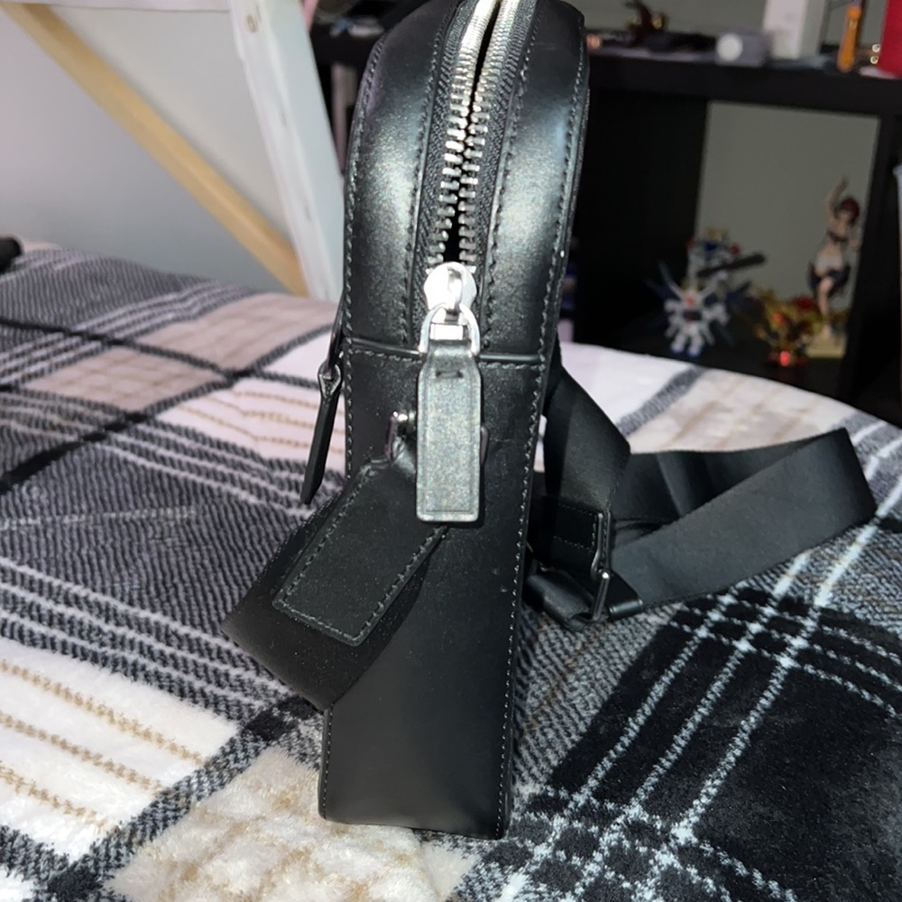 Micheal Kors Men Messenger Bag - Picture 4 of 4